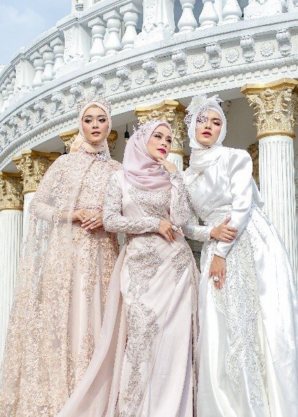 Pasangan pengantin menggunakan layanan paket make up dan baju pengantin Bandung dari Makaffah.