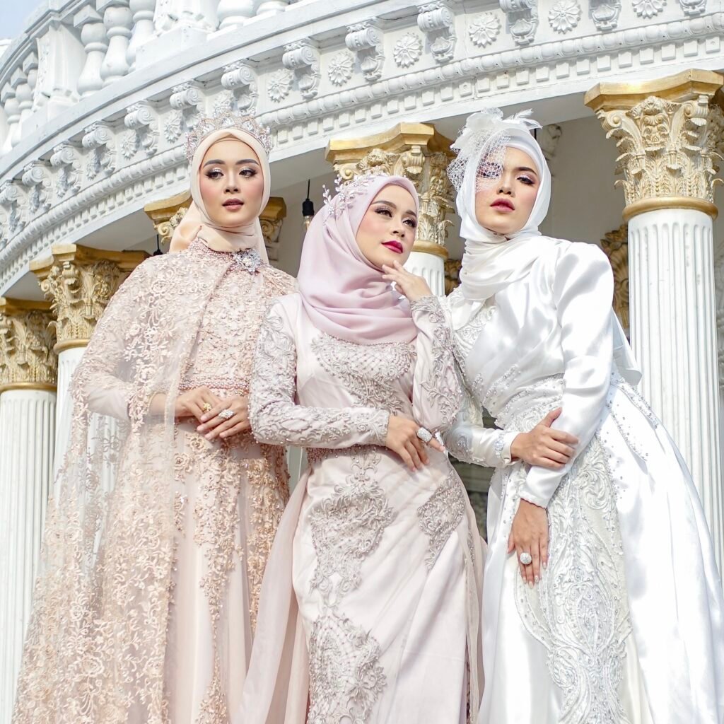 Pasangan pengantin menggunakan layanan paket make up dan baju pengantin Bandung dari Makaffah.