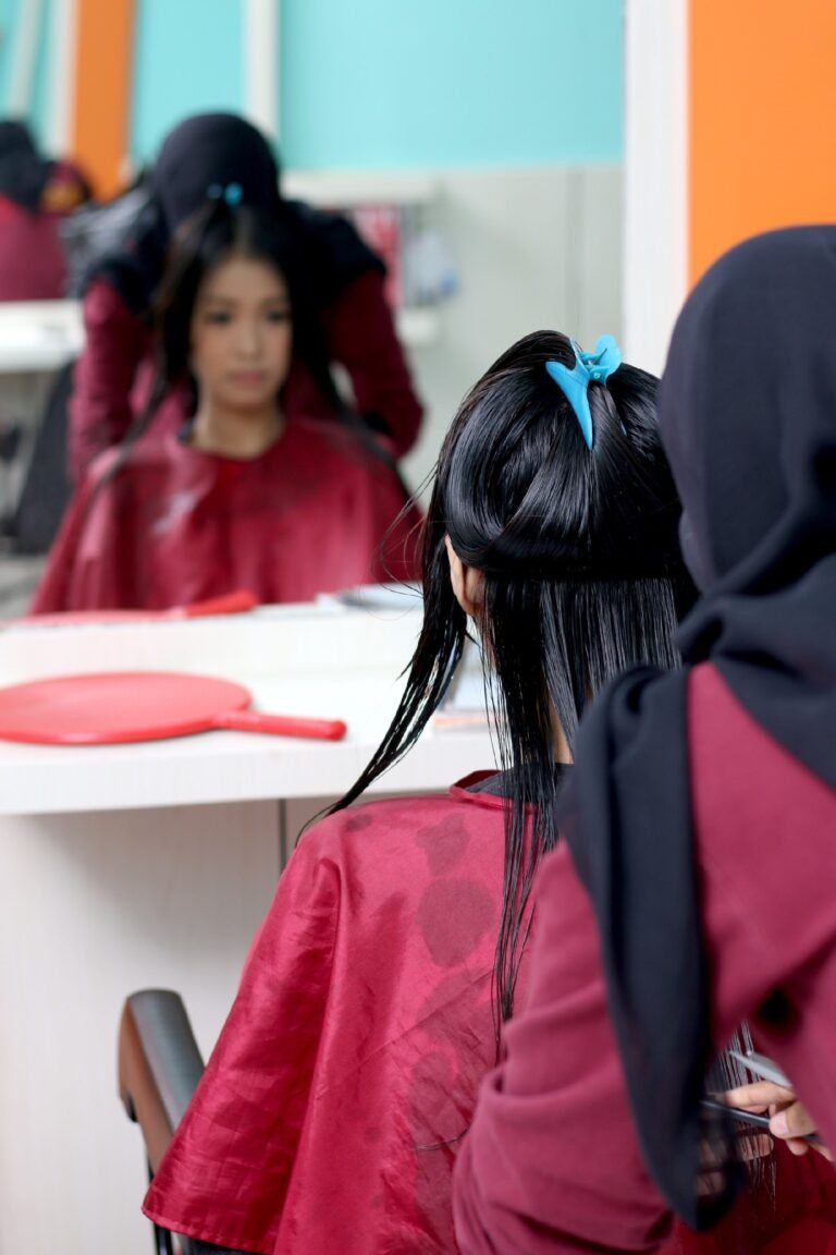 Suasana potong rambut wanita di area salon Makaffah yang tertutup dan nyaman.