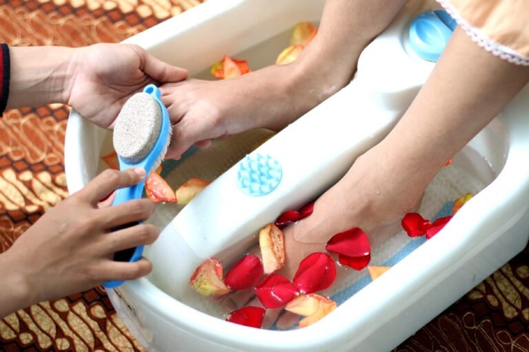 Proses manicure pedicure Bandung di Makaffah Salon yang higienis.
