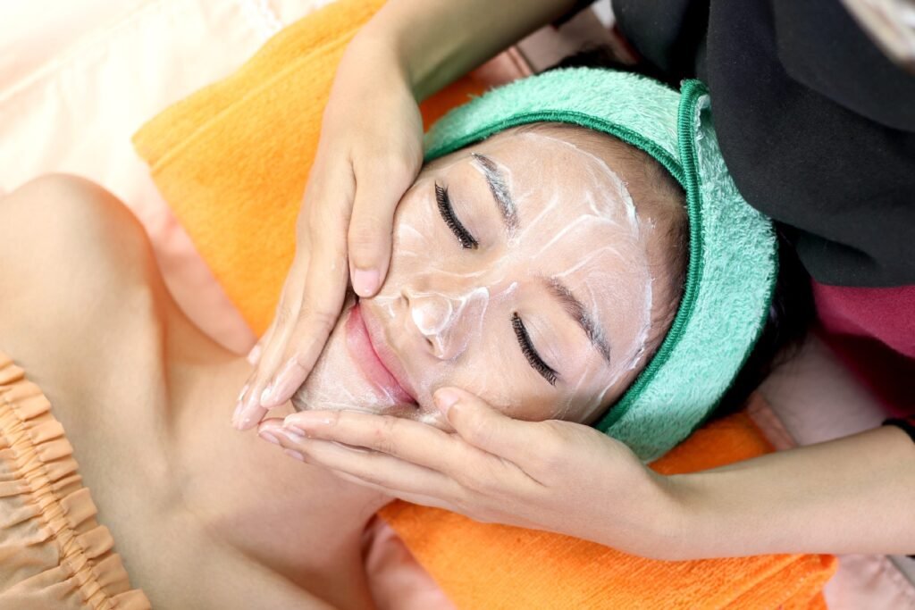 Suasana facial murah dan nyaman di Bandung di Makaffah Salon yang privat.