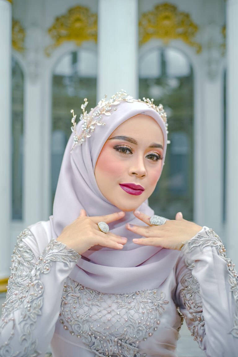 Hasil make up pengantin hijab yang anggun dan manglingi dari Makaffah Salon and Bridal.