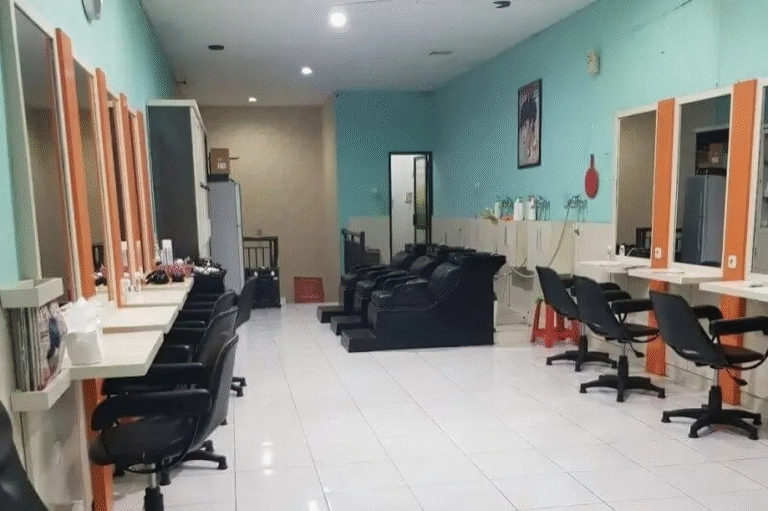 Interior eksklusif waralaba salon muslimah Makaffah dengan konsep privasi untuk wanita