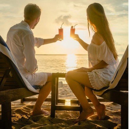 Pasangan sedang menikmati sunset dalam honeymoon package lokal dan internasional.