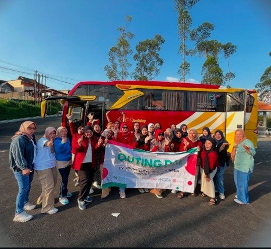 Suasana outing kantor menggunakan paket corporate trip domestik & internasional dari Makaffah Travel.