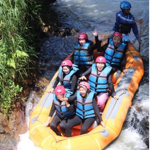 Suasana rafting dalam salah satu paket wisata domestik favorit.