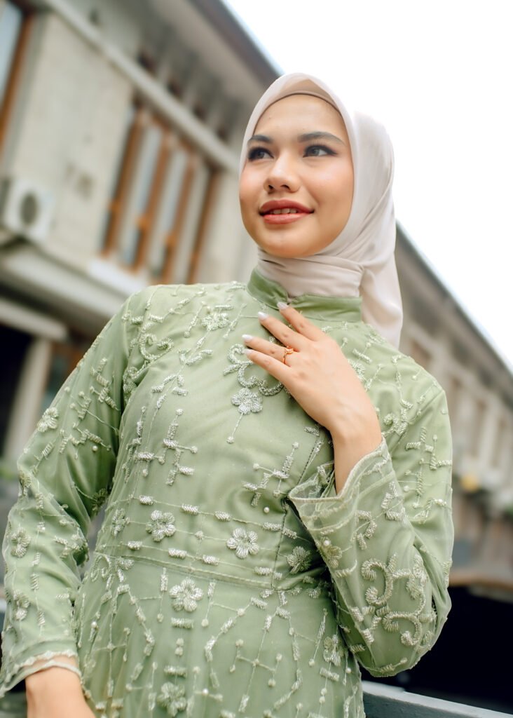 Sekelompok bridesmaid mengenakan kebaya seragam hasil jahitan atau sewa dari Makaffah Signature.