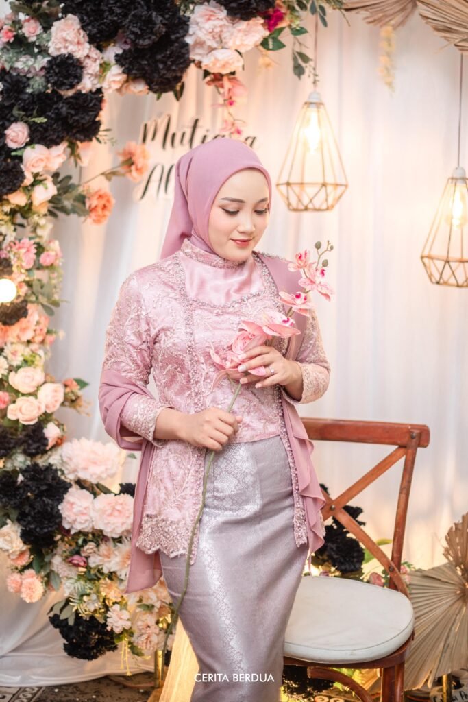 Detail jahitan dan payet rapi pada kebaya buatan Makaffah Signature.