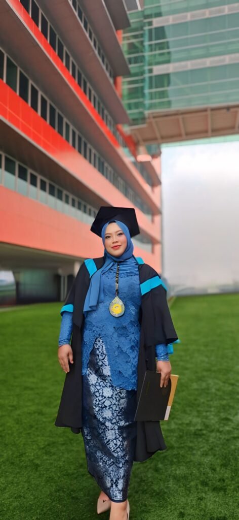 Model mengenakan kebaya wisuda modern hasil jahitan Makaffah Signature.