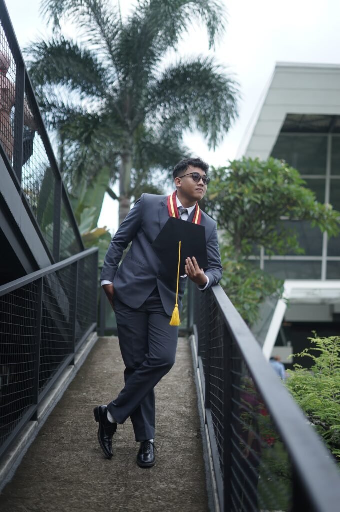 Model mengenakan Jas Wisuda Pria yang dijahit rapi oleh Makaffah Signature.